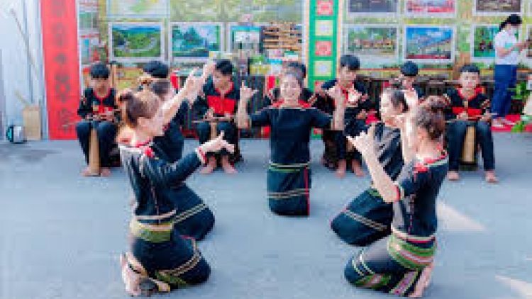 Jơnau yal yau “Bơh tài mờ geh jơnau tam ya Tung Khắc”