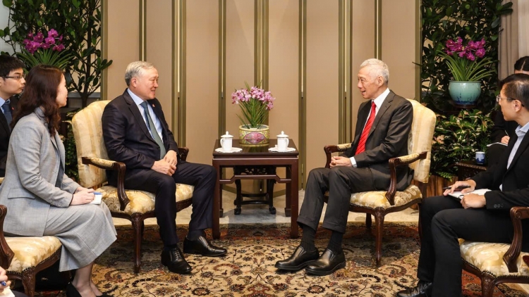 Phŏ Thủ tướng teh đak bơ̆n Nguyễn Hòa Bình pơma đam hăm Ƀô̆ trương Kơpal Singapore Lý Hiển Long 