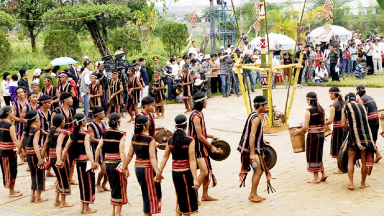 Hơ-ŭi dê̆ chă heang kră (Thương mình đã già)