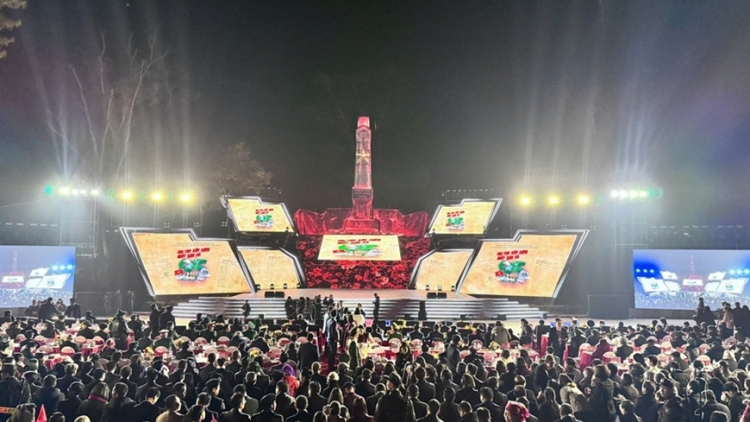 TONG BI THU TÔ LÂM HU MBAOK DI DANAK DAK “DUA TANGIN PADANG TANEH IA”