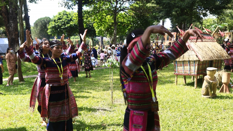 Tơlơi akhan "Suang tung khăk"