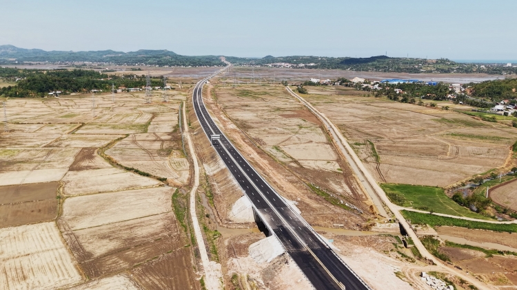 Rơhêng vâ tơ’noăng mơjiâng pro troăng kân ăm phêp rơxế kơtâu têi Chí Thạnh – Vân Phong