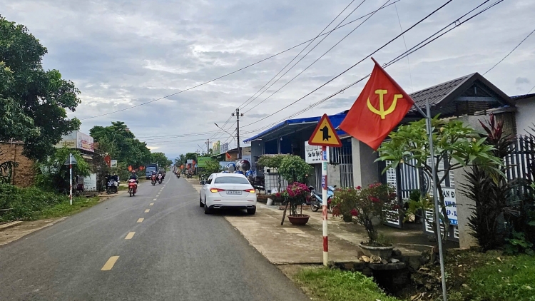 Làng bol ală jơi bơtiàn Dăk Lăk wèt tus Pơrjum dờng XIV Đảng dê mờ bơta pin dờn mờ kơ̆p gơn pa 