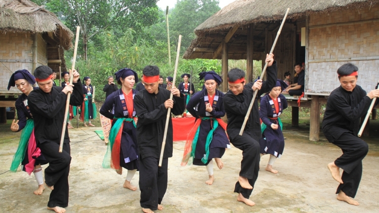 MÚA TẮC XÌNH CÚA CẦN SÁN CHAY