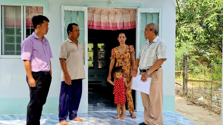 លេខាសាខាបក្សគំរូអស់ពីចិត្តពីថ្លើម ដើម្បីជីវភាពប្រជាជន។