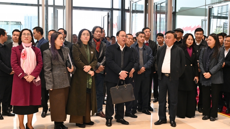 Ơi Trần Cẩm Tú pel ĕp bruă prăp lui mông Jơnum ruah khua ping gah dêh čar tal 14