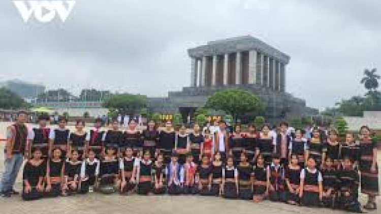 Con em hãy đến trường (Vâi hdrêng troh hngêi trung)