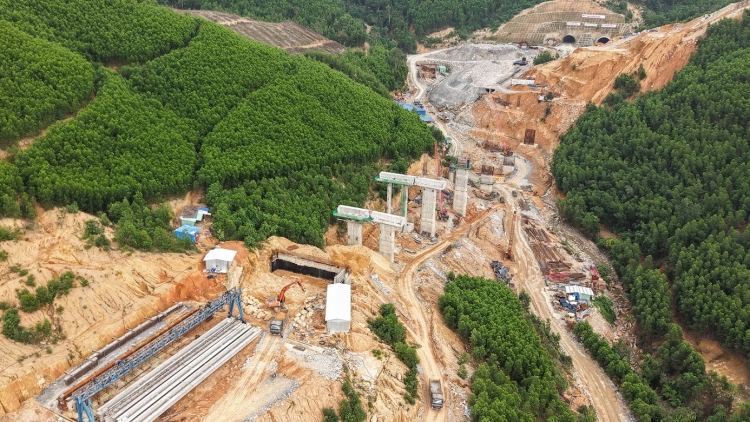 Tơrbluh 2 gùng trồm koèl kơh Phượng Hoàng tàm gùng rơndeh lòt mhar tàm tơrbŏ brê bơnơm mờ dà lềng 