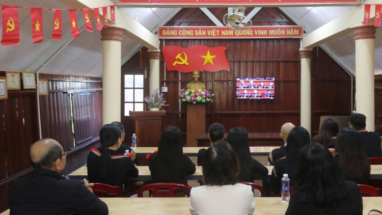 Tu  tơm soan dăng bâh Cách mạng Việt Nam “ƀon lan ƀư tơm”.