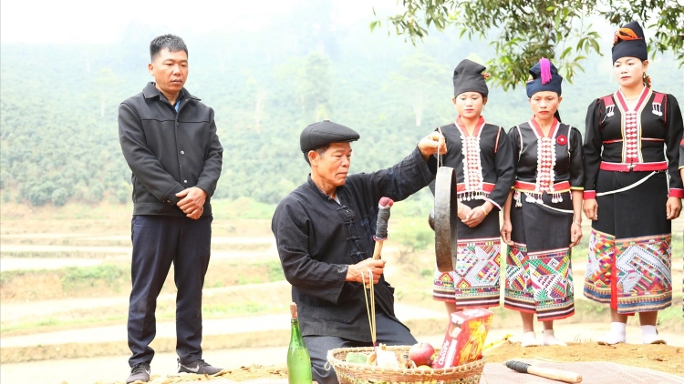 ADAT MBANG AKAOK PADAI DI BANGSA KHƠ MÚ