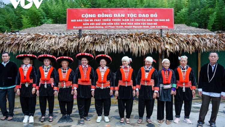 NGƯỜI DAO CÓ ĐẢNG DẪN ĐƯỜNG