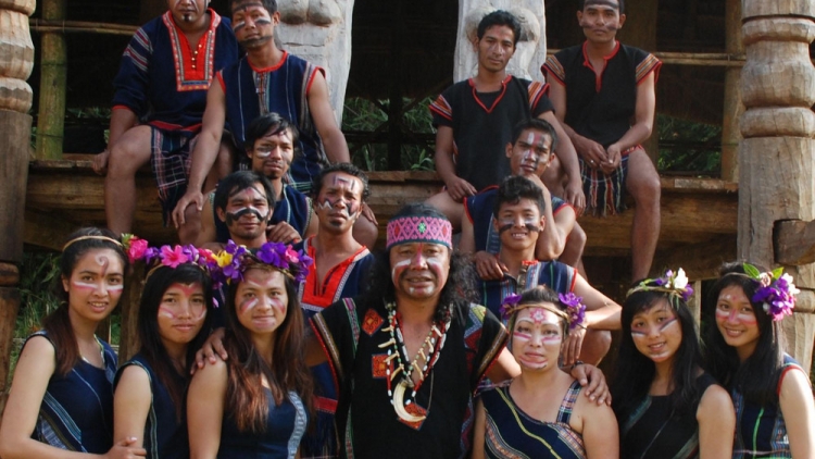 Bơto sồr oh kòn kòn sau pleh ngài mờ broă ờ niam  		(Khuyên con cháu tránh xa tệ nạn)