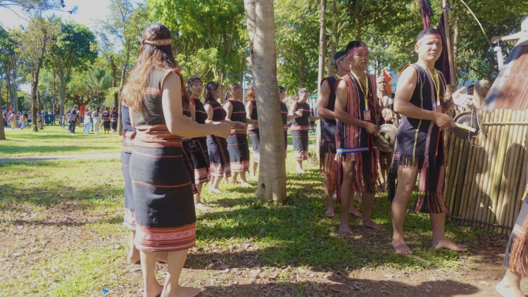 Tơlơi adôh Jarai đưm pơpŭ tơlơi pơkhăp tơdăm dra