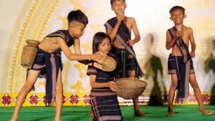 Bơto sồr oh kòn kòn sau pleh ngài mờ broă ờ niam (Khuyên con cháu tránh xa tệ nạn) 