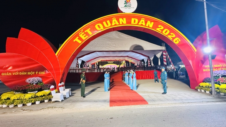 ភាពអធិកអធ័មនៃការត្រៀមរៀបចំបុណ្យចូលឆ្នាំកងទ័ព និងប្រជាជននៅឃុំ ប៊ិញភូ ខេត្ត វិញឡុង។