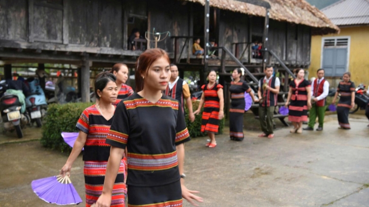 Dơ̆ lơh Yàng duh khoai Yàng Dà bơh kòn cau Pa Cô dê 