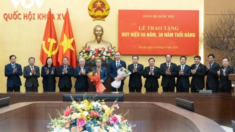 Kruanh dak Quốc hội ƀư tơm Lễ ntăm an Huy hiệu 45 năm n’hanh 30 năm Đảng