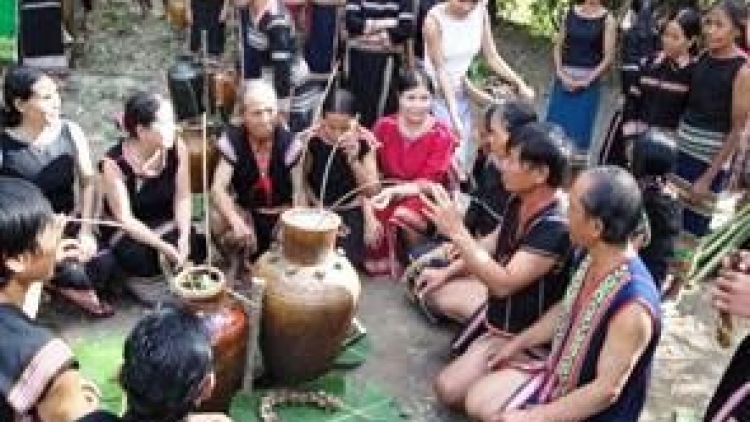 	Rô ‘nâng pơlâi xeng kơ’leh (Vui thay buôn làng đổi mới)