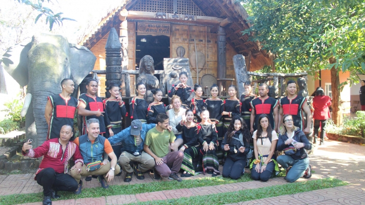 Lòt nhơl Tiah đah jum tàm gùt lơgar mờ Tây Nguyên tàm tơrbŏ bal nàng brồ guh