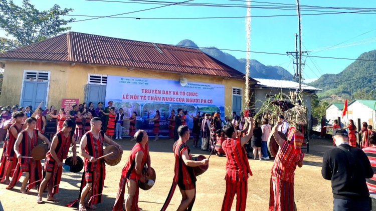 Knăm ngă yang kơ Yang Êa mơ̆ng mnuih Pakô