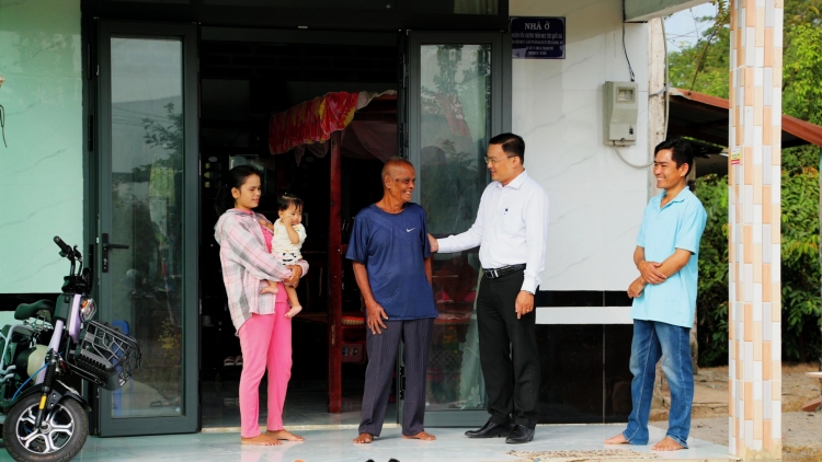 មានលំនៅឋានត្រឹមត្រូវ មានរបររកស៊ីចិញ្ចឹមជីវិត ពាំនាំក្ដីសប្បាយរីករាយជូនបងប្អូនខ្មែរនៅឃុំញូយ៉ា ក្រុងកឹងធើ។