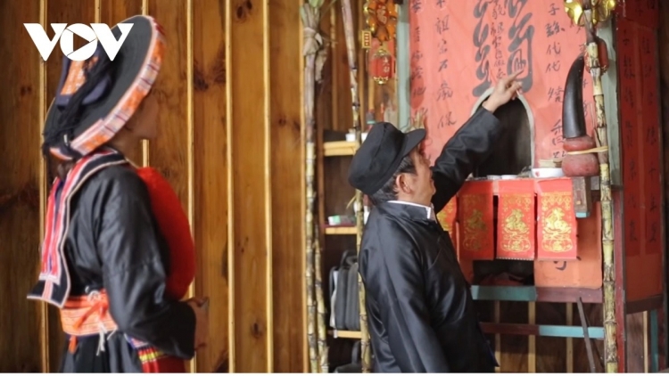 CỎ LẺ KHẢU LƯỜN MẤƯ CÚA CẦN DAO ĐỎ