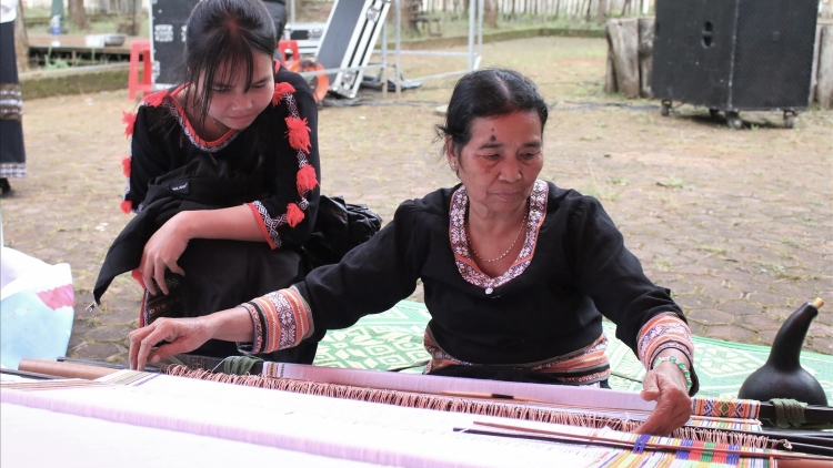 Chờ hờp geh kàl tơnhào bùm blàng