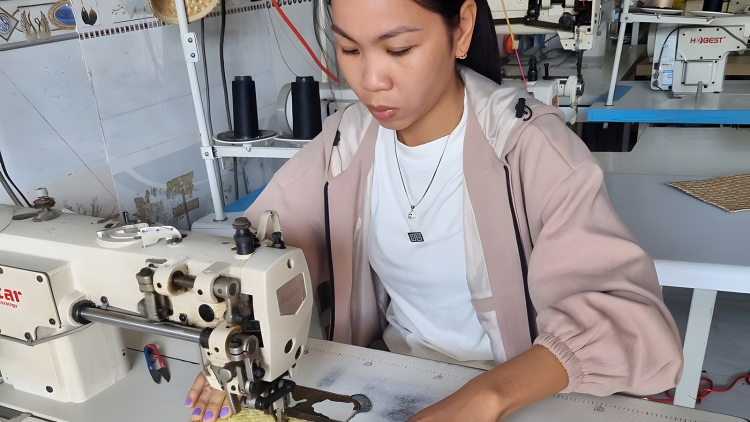 អ្នកស្រី Trần Thị Trang ប្រែចចូតមួយទងៗឲ្យក្លាយទៅជាផលិតផលដ៏ល្អ ប្រណិត