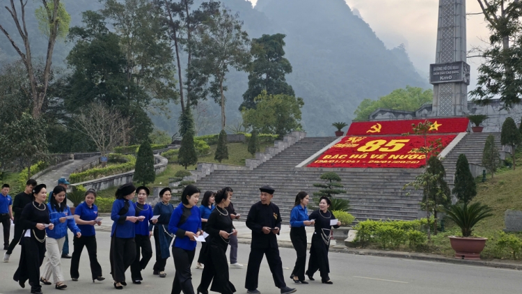 PỈ NOỌNG CẦN TÀY, NÙNG NGẦƯ NGOÒNG LƯỞC ĐẢY CẦN ĐÂY, HẾT VIỂC HÍU