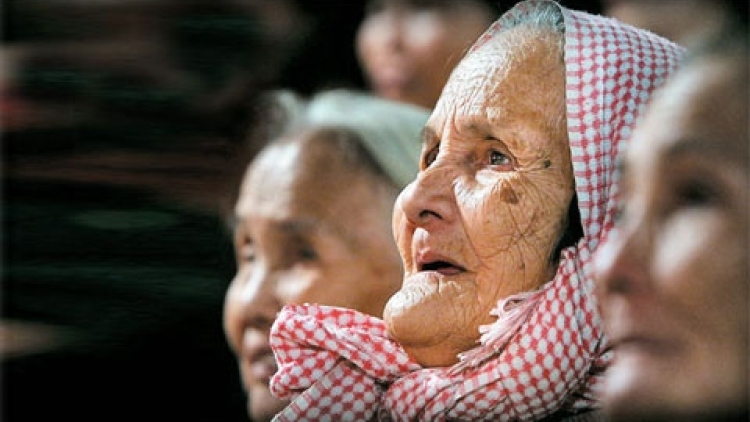 TẤM ÁO CHIẾN SĨ MẸ VÁ NĂM XƯA