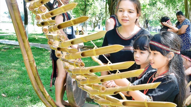 Rơhdruê Tiâ – pro tơhmâ 