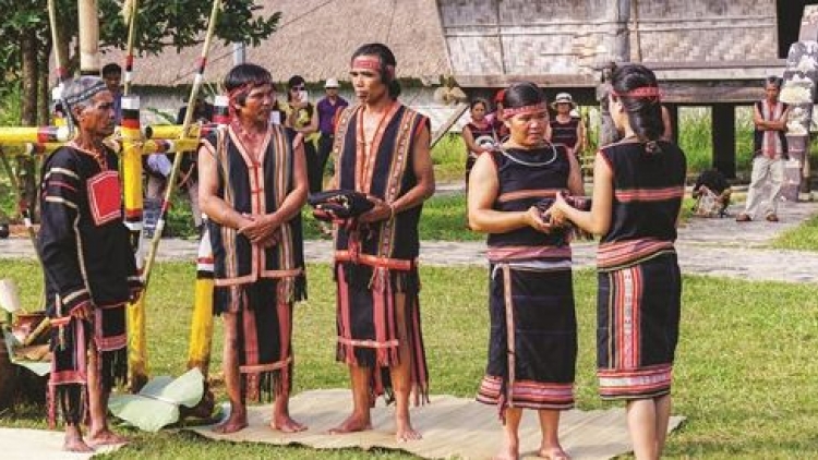 Rơngôt amĭ ba ama ƀă (Nhớ công ơn cha mẹ)