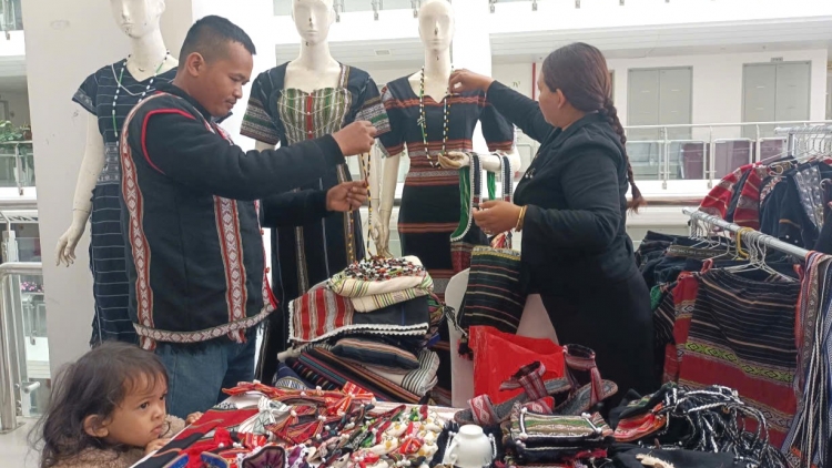 Ka Thuân Minz pơjing hơbăn ao hrŭk 'nao đơ̆ng che tanh 