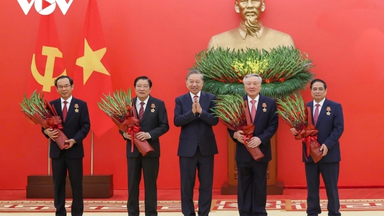 TỔNG BÍ THƯ CHER HUÂN CHƯƠNG QUÂN CÔNG LÂNG HUY HIỆU ĐẢNG CHER APÊÊ ĐỒNG CHÍ BH’CỘ XOỌC ĐÂU LÂNG  LALĂM AHAY