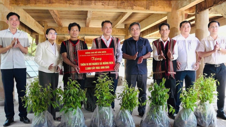 2.000 T’NƠƠM PÔ MAI ANH ĐÀO VÊY TA CHOH COH CR’NOON DU LỊCH VI RƠ NGHEO