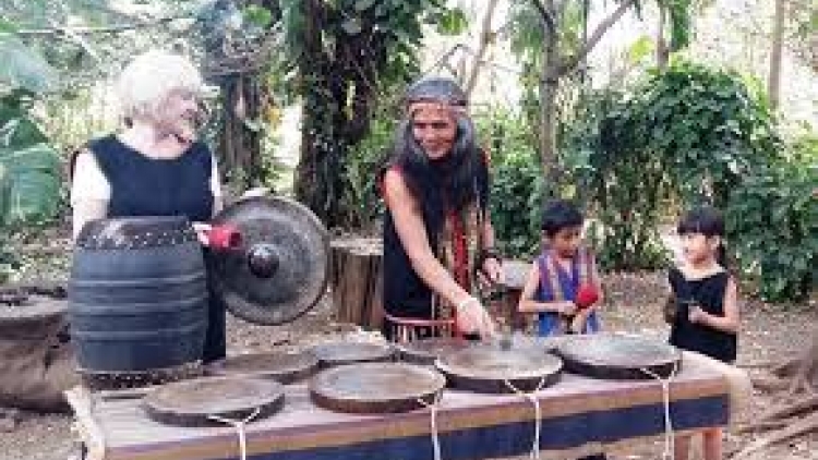 Jreng Jrong (Ca ngợi quê hương tươi đẹp)