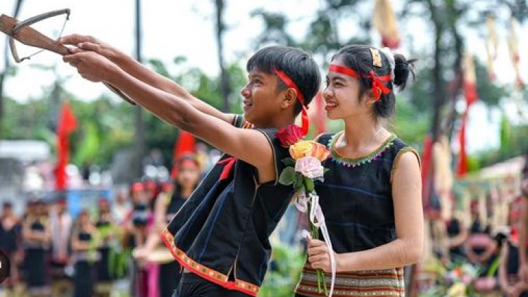 Rŏ choh pôm pôi, ngôi pôm yơ̆p (Đối đáp - giao duyên)
