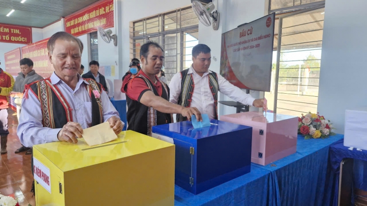 Lăn dap kngư – Dhŭng kwar krah: Hruê mơak ruah khua tŭ jing, ênoh mnuih ƀuôn sang nao mplĕ hră lu  