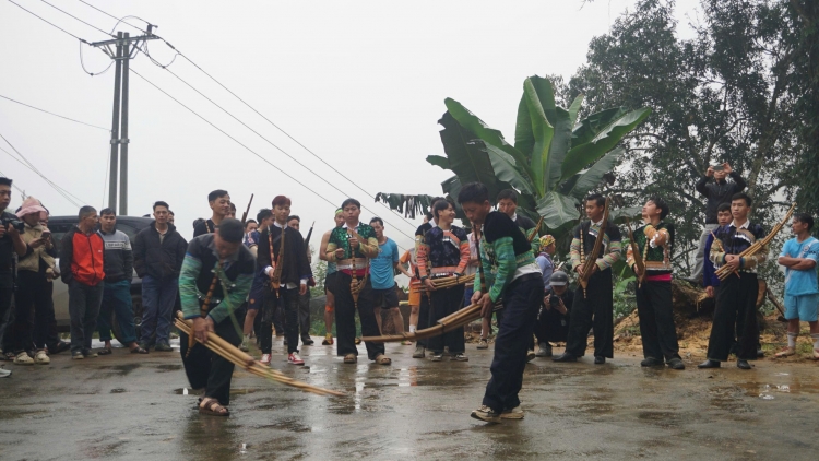 Ưn ngài brê neh jơm glòm rài kis gơboh gơbài 