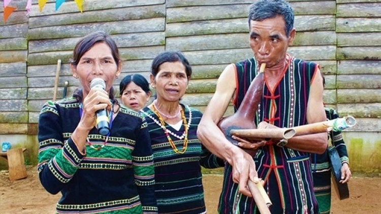 Nùs nhơm niam ùr bơklao kra 