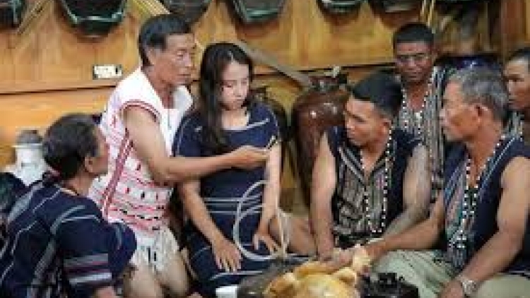 Ưn ngài Đảng sơñio gùng (Nhờ ơn Đảng chỉ lối)