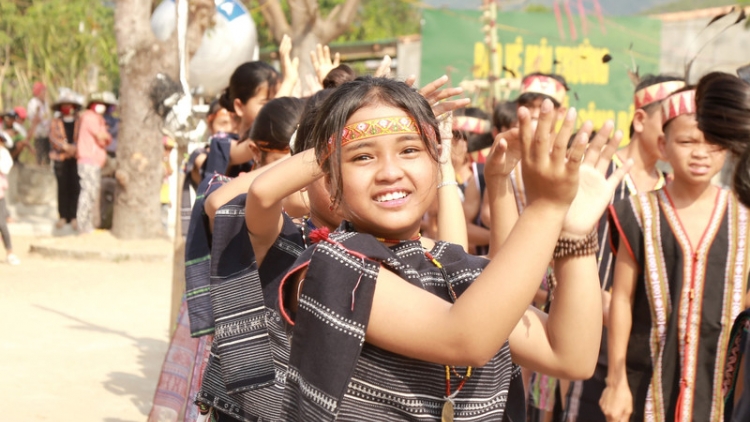 Jreng Jrong (Ca ngợi quê hương tươi đẹp)