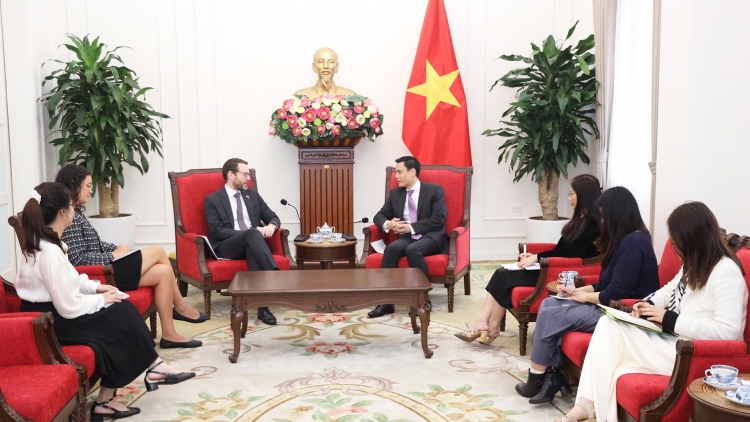 Kơ-iăng Khua ding jum pơtom hiăp dêh čar Đặng Hoàng Giang tŭ jum Khua anih jưh pơ ala dêh čar Angle