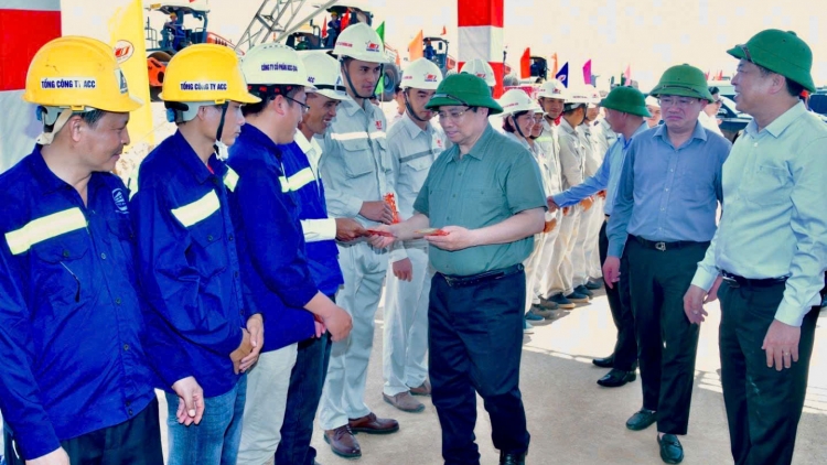 Thủ tướng Phạm Minh Chính uănh nđôi ăp nău nchrăp ƀư ntung trong khlay ta miền Trung 