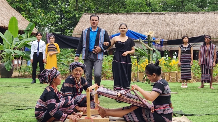 HÒA TẤU NHẠC CỤ DÂN TỘC HRE