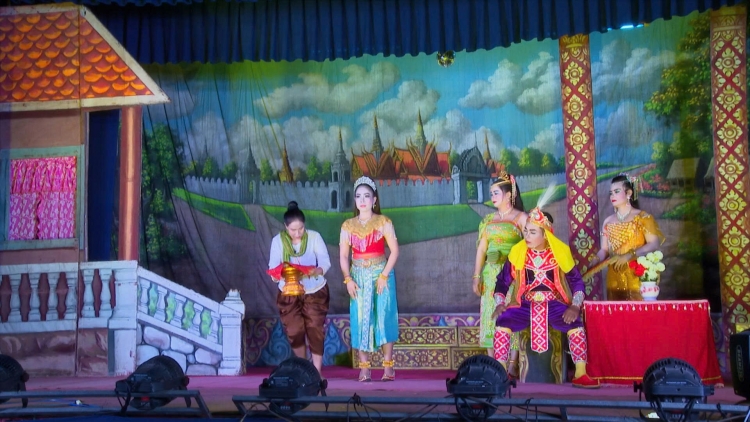 ក្រុមសិល្ប:ខ្មែរក្រុងកឹងធើត្រៀមជាស្រេចសម្រាប់រដូវចុះទៅសម្ដែងបម្រើបងប្អូន។