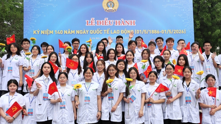 1.000 CÔNG NHÂN PA BHRỢ DƯR LƯỚT HƠNH DEH 140 C’MOO T’NGAY QUỐC TẾ LAO ĐỘNG 1/5