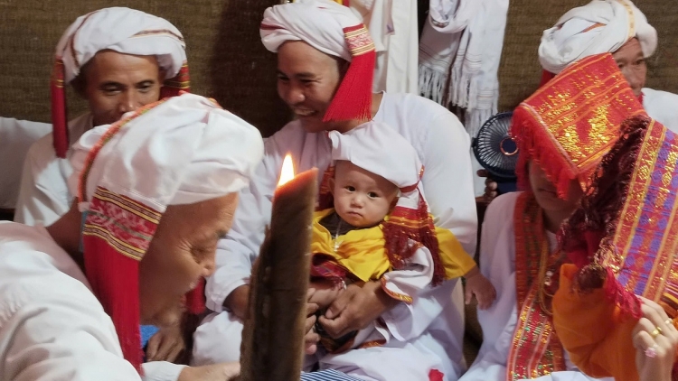 Tơviah Mơdĭng Kareh- Katal dêi mơngế Chăm