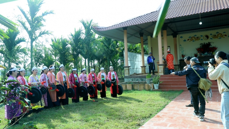 Nau dơi gay ndring mpeh ăp nau ơm yau ăp rnoi bah ntrong klih rup