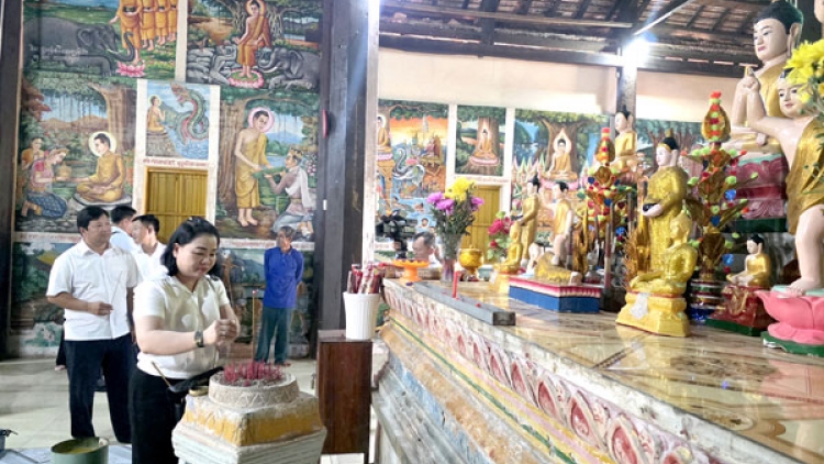 គិតគូរជីវភាពខាងសម្ភារនិងស្មារតីជូនបងប្អូនខ្មែរ។